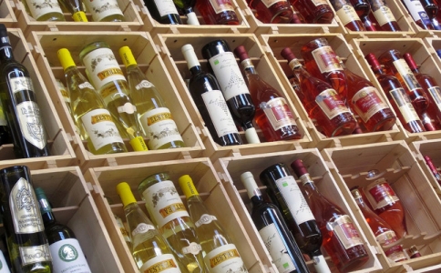 重慶紅酒批發(fā)市場-進(jìn)口紅酒和國產(chǎn)紅酒有什么區(qū)別？